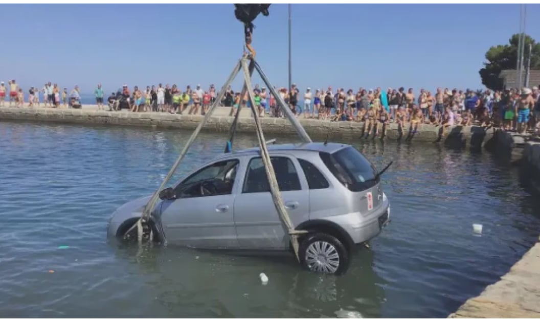 Пълно безумие! Баба и внуче цопнаха с кола в морето, причината е безумна ВИДЕО