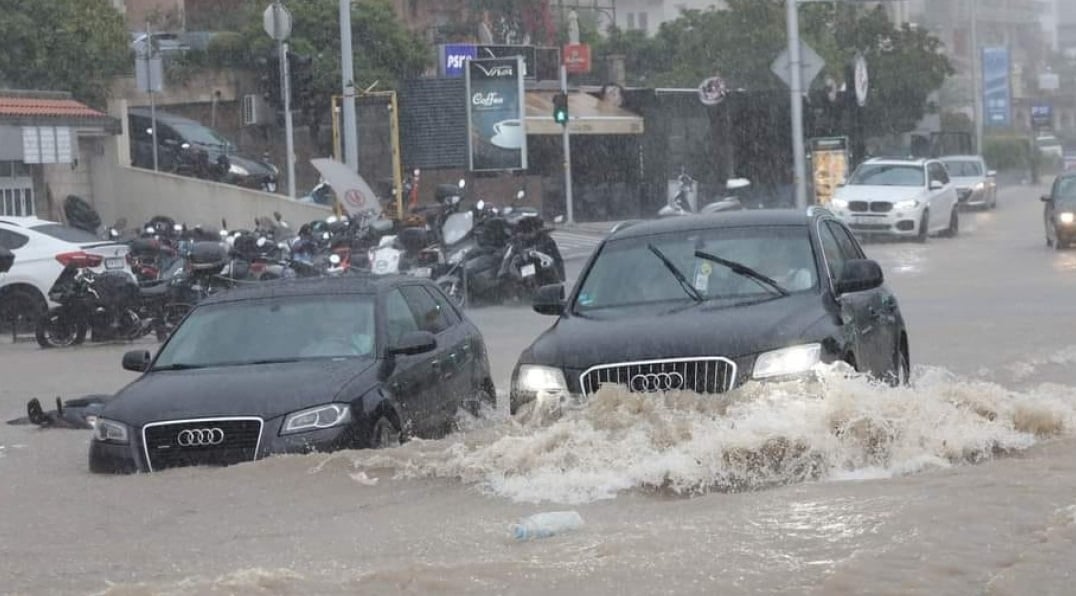 Колите са под вода в любим курорт на българите, бурята скоро удря и нас СНИМКИ/ВИДЕО