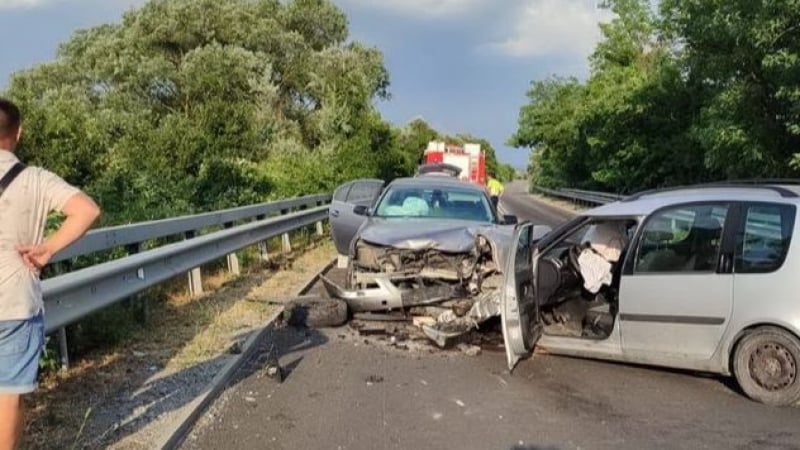 Брутално челно меле край София, хвърчат линейки и полиция