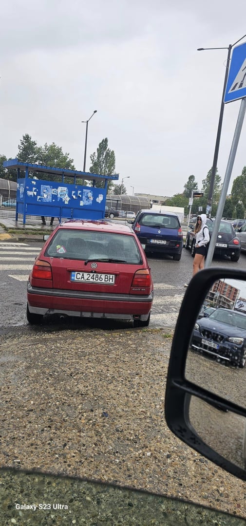 Екшън в София: Непълнолетен зад волана се заби в автомобил и избяга СНИМКИ