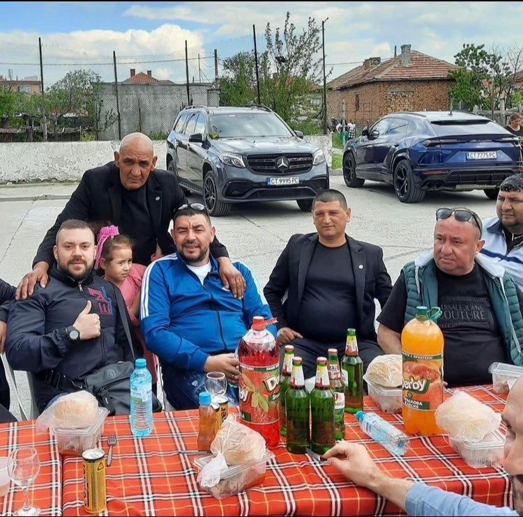 Аталай се вози с "Мерцедес" на скандална фамилия, тероризирала цяла община СНИМКИ