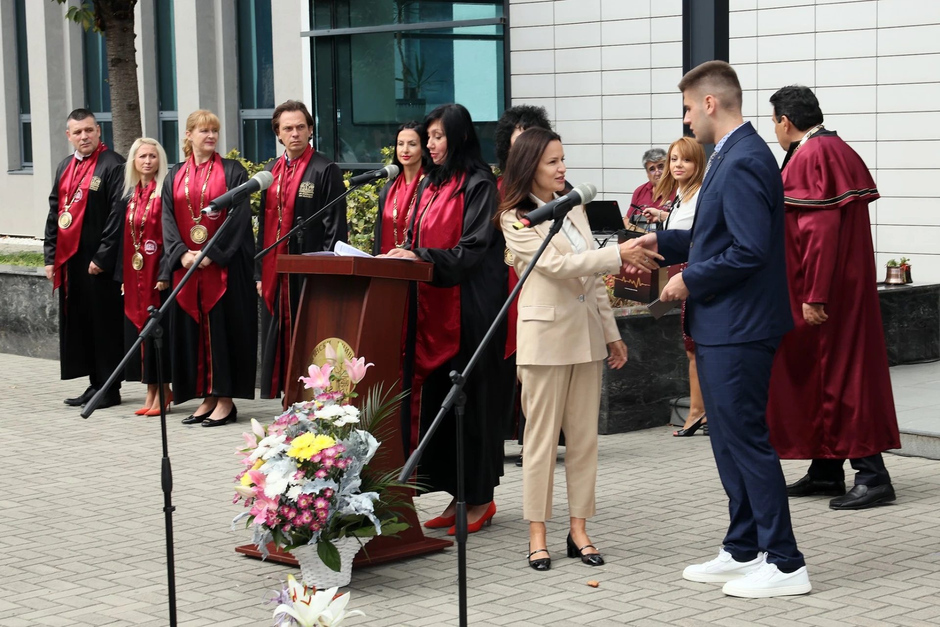 Зам.-министърът на здравеопазването Добромира Карева връчи студентските книжки на приетите с най-висок бал в Медицински университет-Пловдив