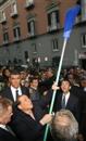 Берлускони лично мете и събира боклук в Неапол