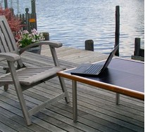Слънчева маса зарежда лаптопи