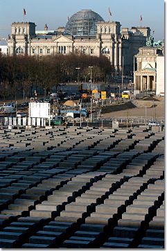 Мемориален паметник за евреите в Берлин надраскан с пречупени кръстове 