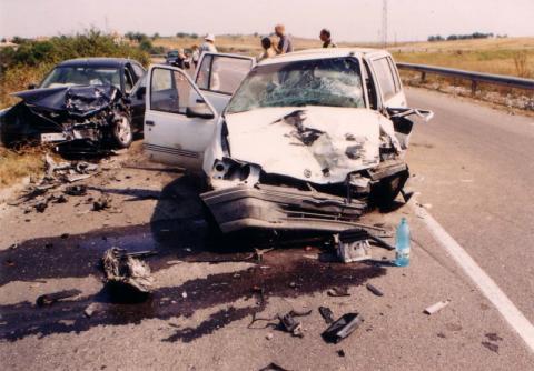Водач на "Опел кадет" загина на място след челен удар с кола в насрещното платно 
