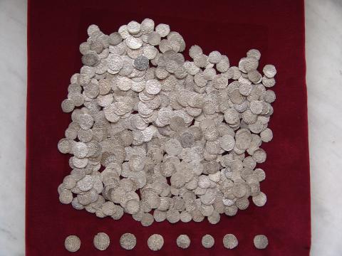 НИМ откупува съкровища от сребърни и медни монети