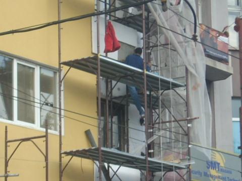 Строители без каски висят от скелета в центъра на София