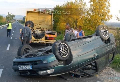 Автомобил се обърна по таван в Хасково