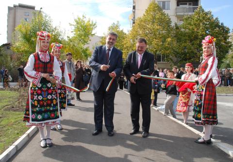 Министър върза тенекия на общинари в Хасково