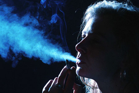 Жените спират с пушенето по-трудно