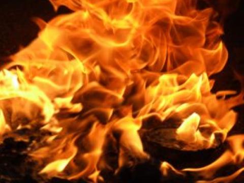 Клошар изгоря в жилището си, от години нямал ток