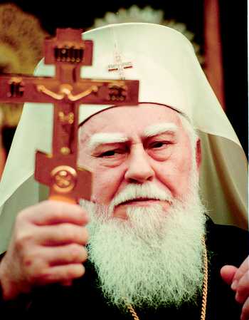 Патриарх Максим среща 94-годишнина в Троянския манастир