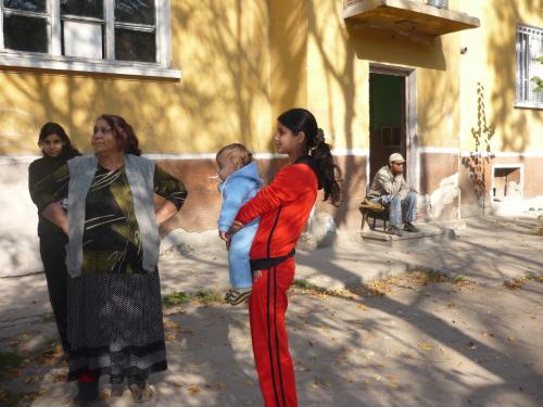 Ромска фамилия чака изнасилвач на собствената си дъщеря, за да го убие
