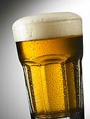 Кризата кара британците да пият по-малко бира 