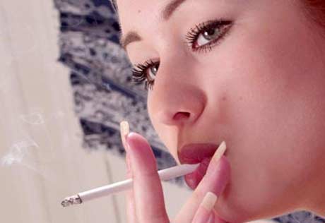 Жените страдат от пушенето повече от мъжете

