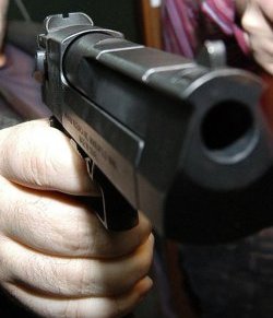 17-годишен прострелян с газов пистолет 