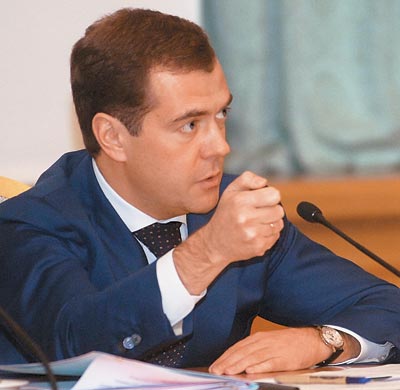 Медведев се разпореди да се наказва за слухове за проблеми в банките