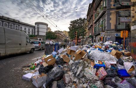 Арести за изхвърлен боклук в Неапол