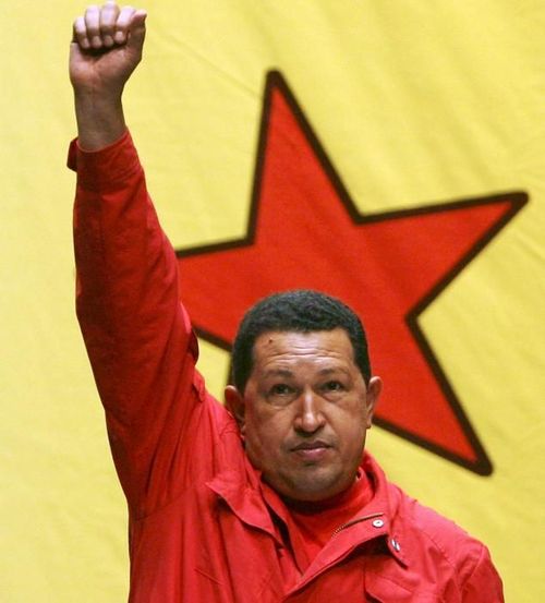 Уго Чавес пее революционни песни като реклама на CD 