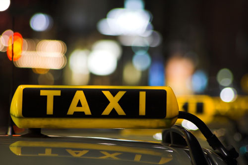 Таксиджия отмъкна чантата на клиентка