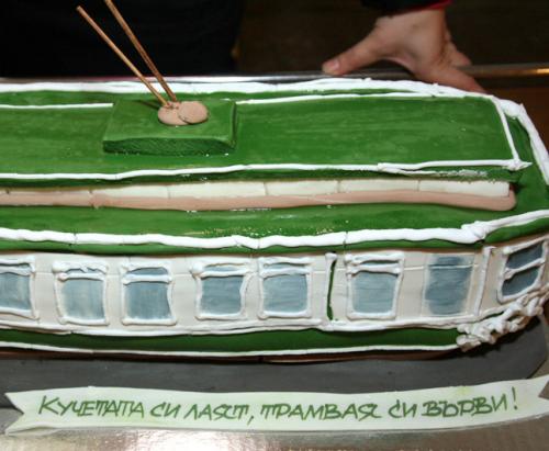 Трамваят на Станишев вече и на торта 