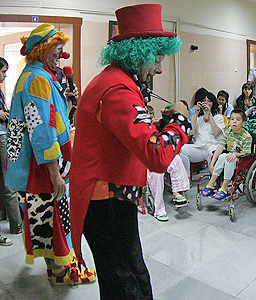 Клоунска линейка ще лекува деца със смях 