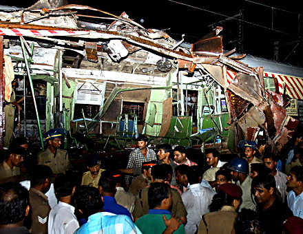 10 убити при престрелка в станция на метрото в Мумбай