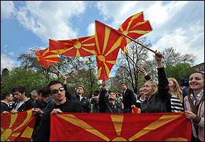 “Утрински вестник”: Гръбнакът на македонската национална идентичност е пречупен