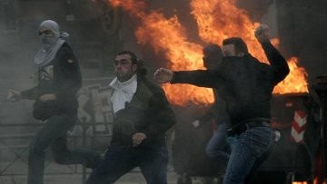 Сблъсъците между младежи и полиция продължават в Атина и Солун