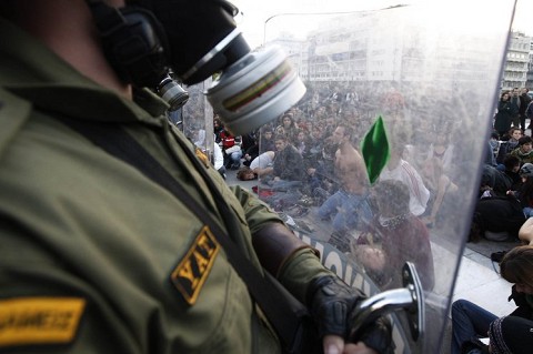 Младежи хвърлиха коктейли Молотов срещу полицейски участък в Атина