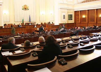 Парламентът удължи заседанието