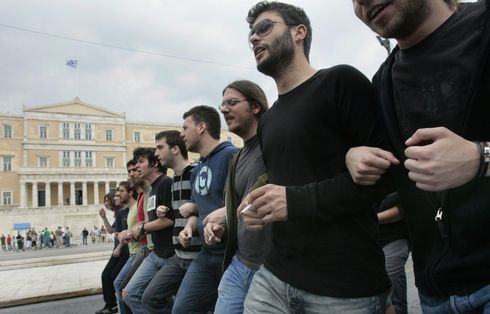 Група младежи завзе радиостанция в Гърция
