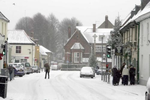 Снеговалеж спря движението на автобуси, влакове и самолети във Великобритания
