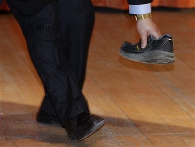 Хвърлиха обувка по китайския премиер в Кембридж
