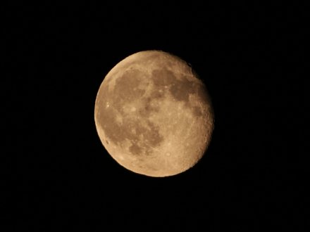 Луната се образувала преди 4,42 млрд. години