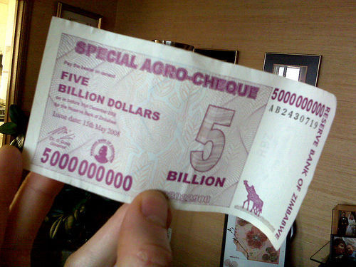 В Зимбабве махнаха 12 нули от националната валута