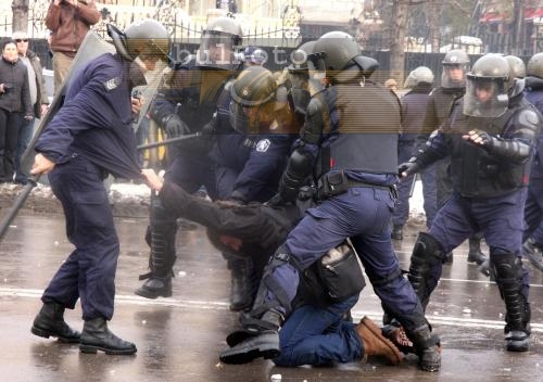 Разследват 15 случая на полицейско насилие от 14 януари