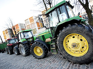 Латвийски земеделци протестират със селскостопанска техника в Рига