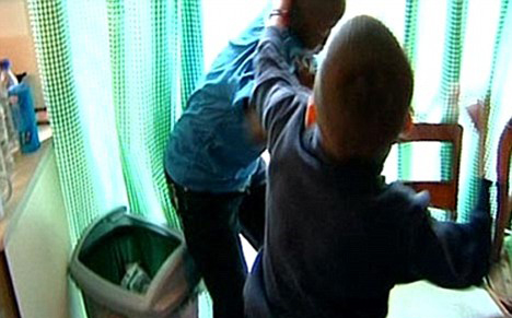 “Little" Brother: Британци се забавляват с детски сълзи и насилие