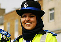 Жени със забрадки в полицията във Великобритания