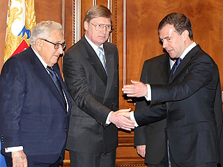 Кисинджър тайно преговарял с Медведев в Москва