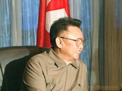Ким Чен Ир пие с чужденец, демонстрира добро здраве