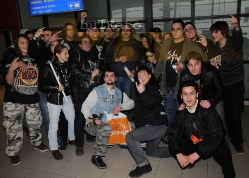 Феновете посрещнаха Sodom на летището в София 
