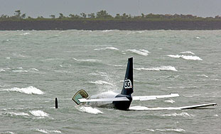 Пилот приводни малък самолет в австралийско пристанище