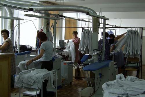Заради неизплатени заплати 70 шивачки от Кърджали са спряли работа 