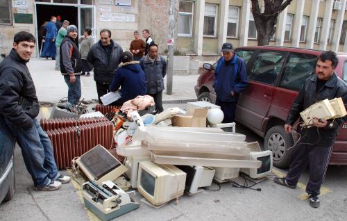 Роми се бориха за изхвърлени електроуреди  