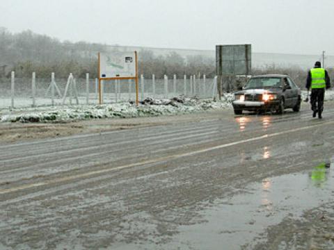 Сняг на Петрохан, заледени участъци по пътищата в Родопите