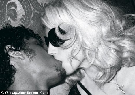 Първата еротична среща на Мадона с Хесус