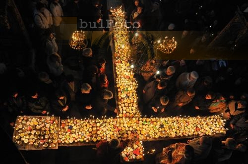 Отбелязаха Хараламповден в Благоевград с освещаване на три хиляди бурканчета мед 